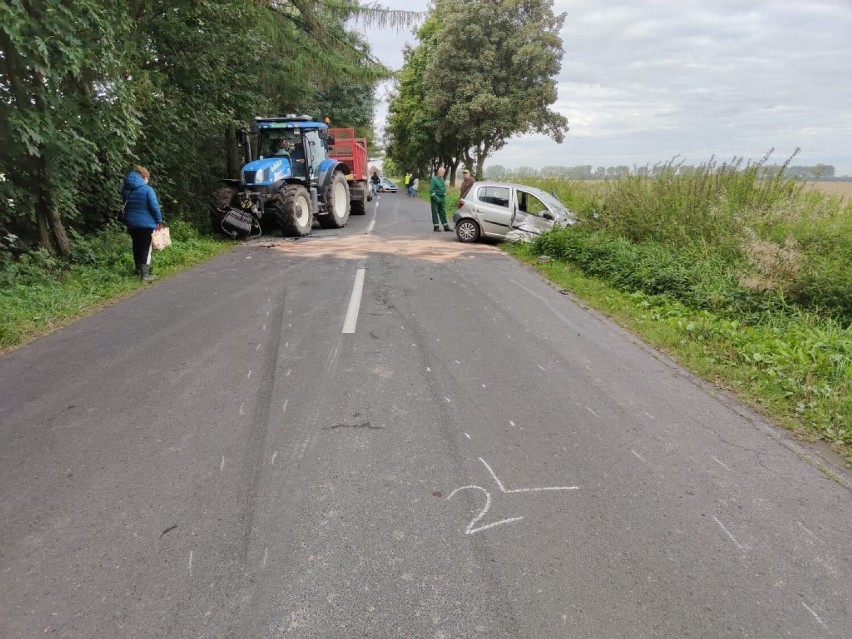 Zderzenie samochodu osobowego z traktorem na drodze między Starym Gołębinem a Donatowem