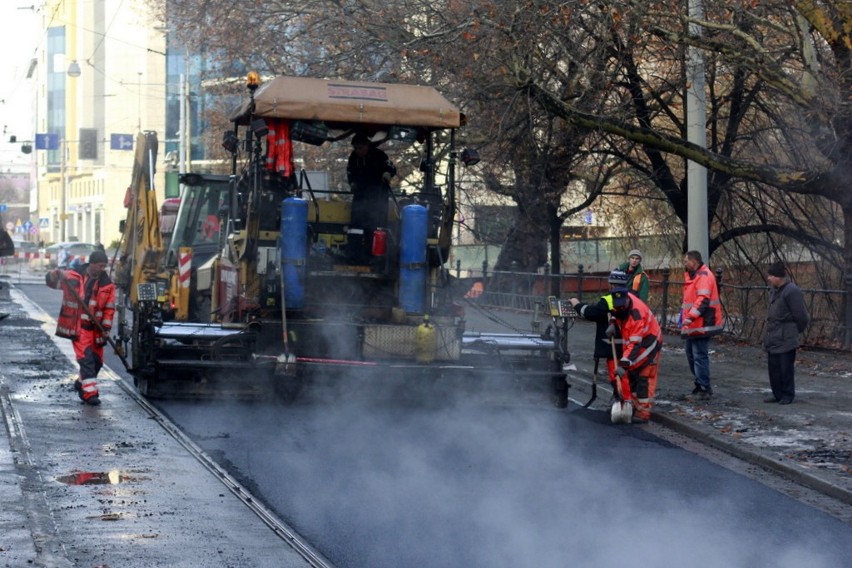 Wrocław: Jest problem z torowiskiem na Podwalu. Szykują się opóźnienia (ZDJĘCIA)