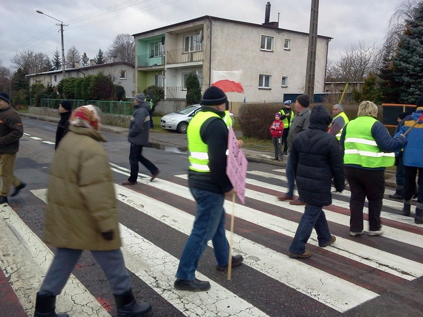 Piaszczyna zablokowała drogę nr 20. Mieszkańcy żądają nowego asfaltu i chodnika