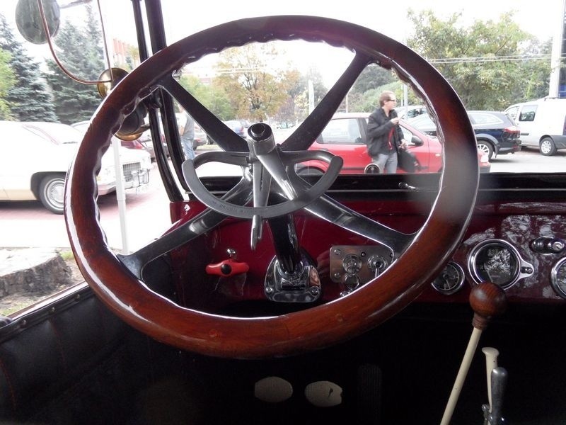 Buick Touring z 1918 na prąd przyjechał do Jaworzna [ZOBACZ]