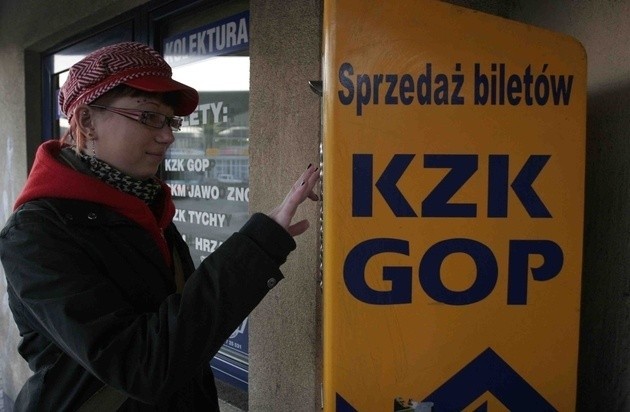 Biletomatów KZK GOP wciąż nie jest dużo. A jeśli już je znajdziemy, to może się okazać, że są zepsute. Dlatego w godzinach wieczornych i nocnych jesteśmy zmuszeni kupować bilety u kierowcy - droższe bilety niż to wynika z taryfy.