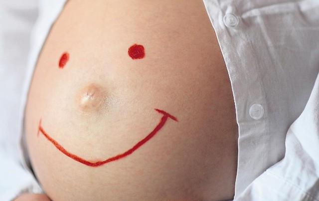 Współczesne kobiety coraz bardziej odsuwają w czasie podjęcie decyzji i zajściu w pierwszą ciążę