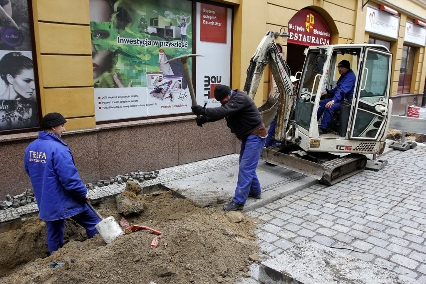 Wrocław: Robotnicy rozkopują Sukiennice, by ułożyć kabel (ZDJĘCIA)