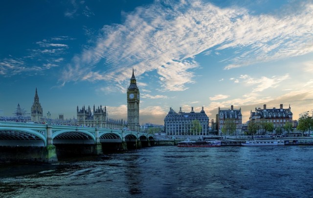 Londyn to miejsce, o którym każdy słyszał. Barwne, kosmopolityczne miasto z wielowiekową historią. 
London Eye, Big Ben, Buckingham Palace, Tower Bridge, Abbey Road, Oxford Street... atrakcji nie brakuje! Z pewnością znajdziecie coś dla siebie. 

Wylot: Modlin - Londyn Stansted, 25 lipca, 210 zł
Powrót: Londyn Stansted – Modlin, 30 lipca, 151 zł
Łącznie: 376 zł.