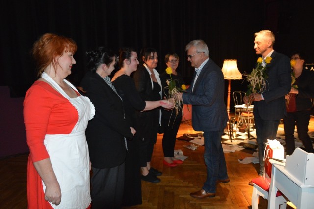 Gratulacje po zakończeniu spektaklu złożyli wyjątkowym aktorkom burmistrzowie Żagania Andrzej Katarzyniec i Sebastian Kulesza.