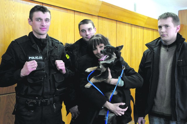 Lucy i jej właścicielka dziękowały  za ratunek Marcinowi Muziołowi (z lewej) i Mariuszowi Kulibabowi (z prawej)