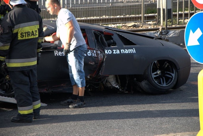 Wrocław: Lamborghini uderzyło w mur przy placu Dominikańskim (ZDJĘCIA, FILM)