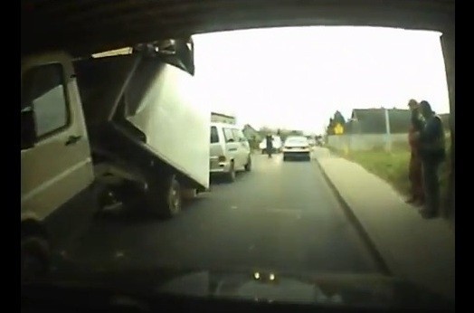 Wypadek w Tychach: Samochód dostawczy nie zmieścił się pod wiaduktem [WIDEO i ZDJĘCIA]