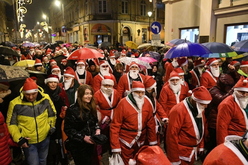 Setki Mikołajów przeszły główną ulicą Kielc. W ten sposób...