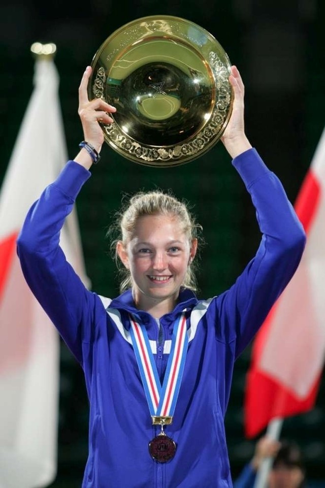 Zuzanna Maciejewska w trofeum zdobytym w Osace