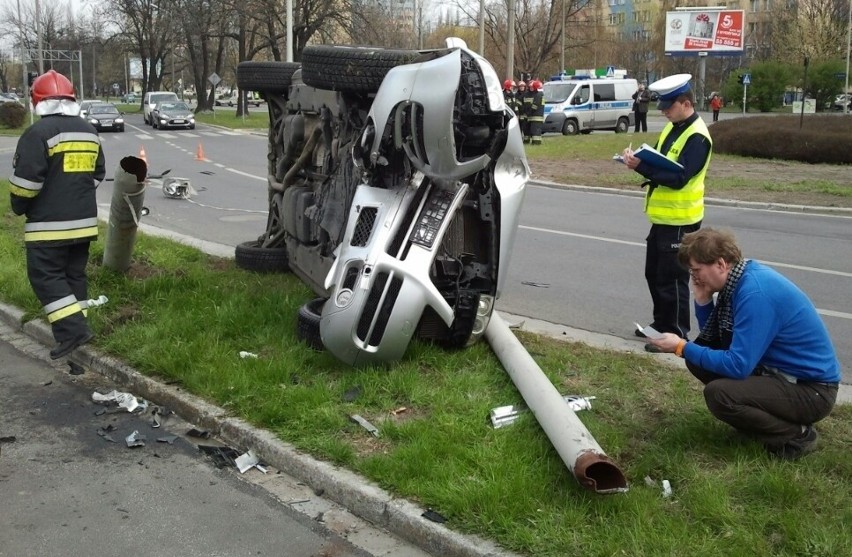 Wypadek na Zaporoskiej. Volkswagen skosił latarnię i stanął na boku (ZDJĘCIA)