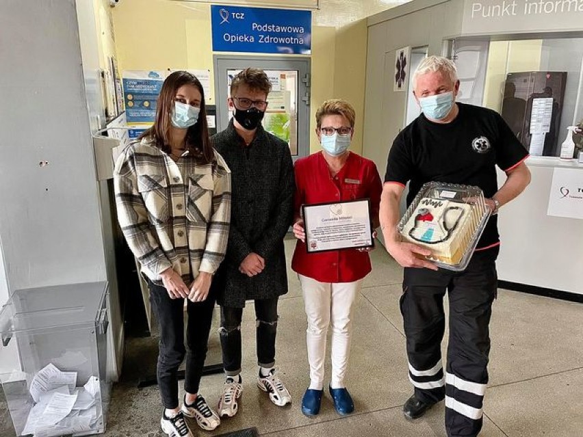 Uczniowie I LO w Tomaszowie wspierają medyków w czasie pandemii ZDJĘCIA