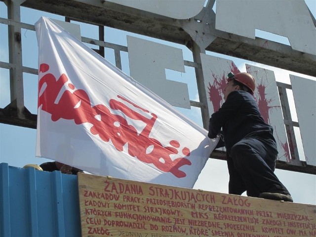 Akcję zasłonięcia napisu "im. Lenina" na bramie stoczni przeprowadził Komitet Odwołania Prezydenta miasta Gdańska Pawła Adamowicza