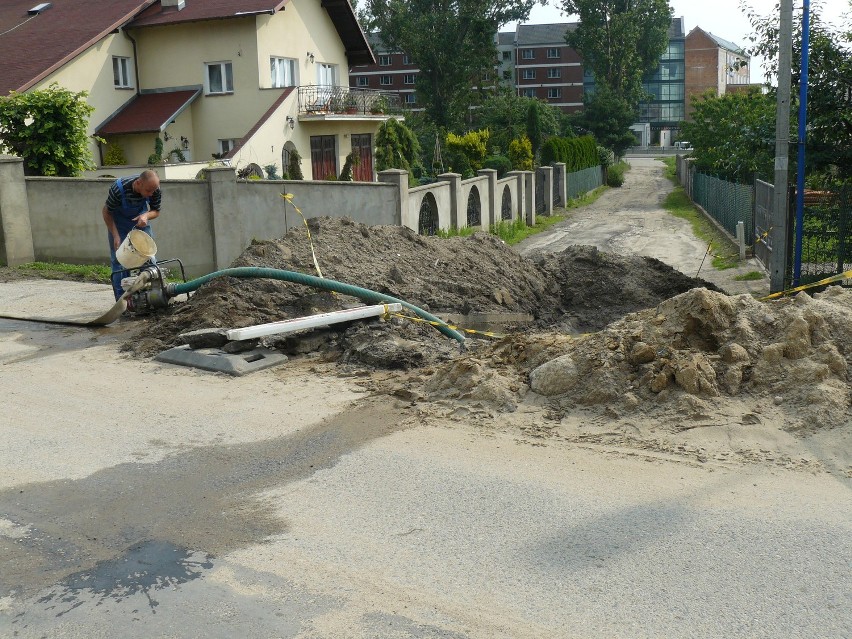 Łęgowo. Trwa budowa chodnika na ulicy Długiej. Woda spływa na podwórka