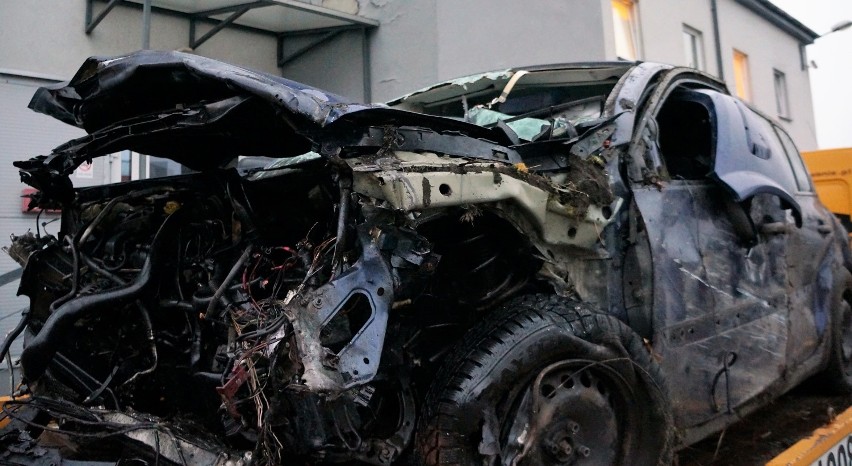 Racibórz, Raszczyce: dwie osoby zginęły w wypadku samochodowym przy ulicy Odrodzenia. Sprawca wypadku był pijany! [ZDJĘCIA]