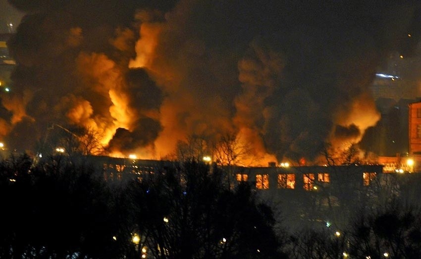 Pożar na terenie Stoczni Gdańskiej. Hala zostanie zburzona [FILM, ZDJĘCIA]