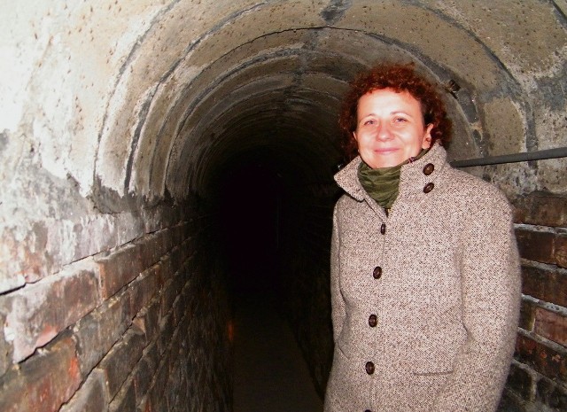 Wioletta Oleś, dyrektor Muzeum Zamku oprowadza nas po podziemnych tunelach