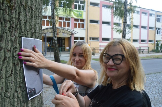 Grupa mieszkańców zorganizowała przed I LO w Zielonej Górze happening