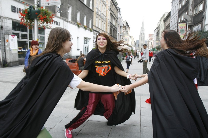 Superbohaterowie strajkowali na Mariackiej w Katowicach [ZOBACZ ZDJĘCIA]