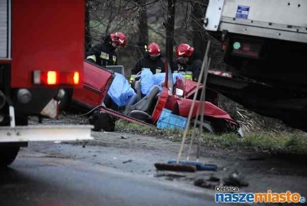 Śmiertelny wypadek w Oleśnicy. Nie żyją dwaj pracownicy służby więziennej z Wrocławia (ZDJĘCIA)