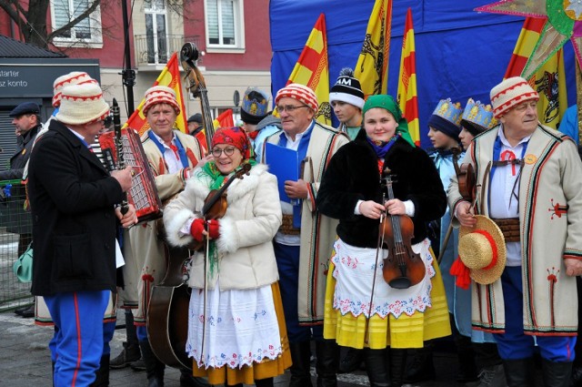 Kilka tysięcy osób wzięło udział w Orszaku Trzech Króli w Jaśle. Kolorowy korowód wyruszył spod kościoła oo. Franciszkanów.