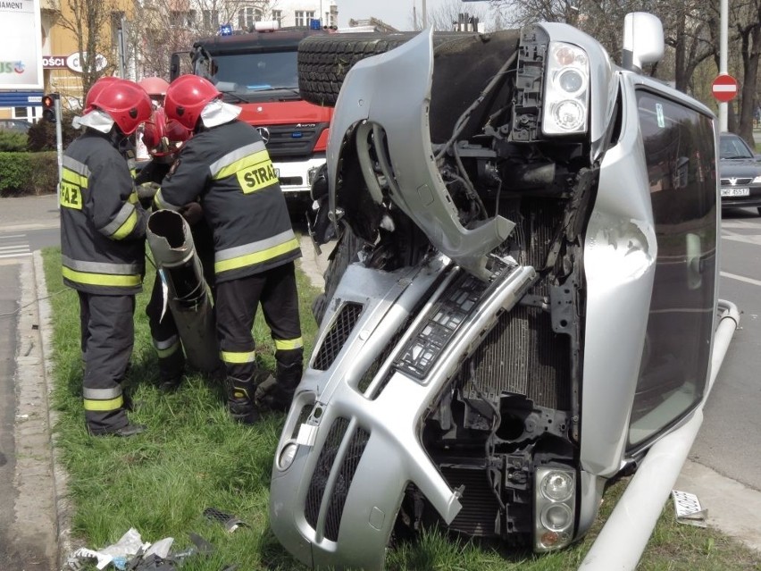 Wypadek na Zaporoskiej. Volkswagen skosił latarnię i stanął na boku (ZDJĘCIA)