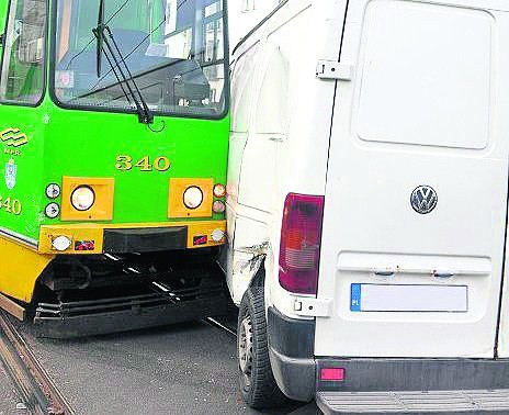 Na ulicy Winogrady volkswagen wjechał wczoraj pod tramwaj