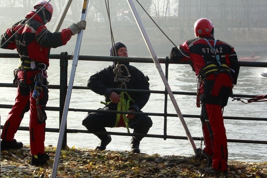 Antyterroryści i helikoptery nad Odrą. Ratownicy ćwiczą (MNÓSTWO ZDJĘĆ)