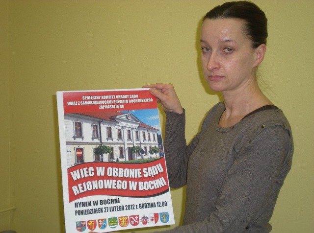 Anna Kocot-Maciuszek z Urzędu Miejskiego prezentuje plakat zachęcający do udziału w pikiecie