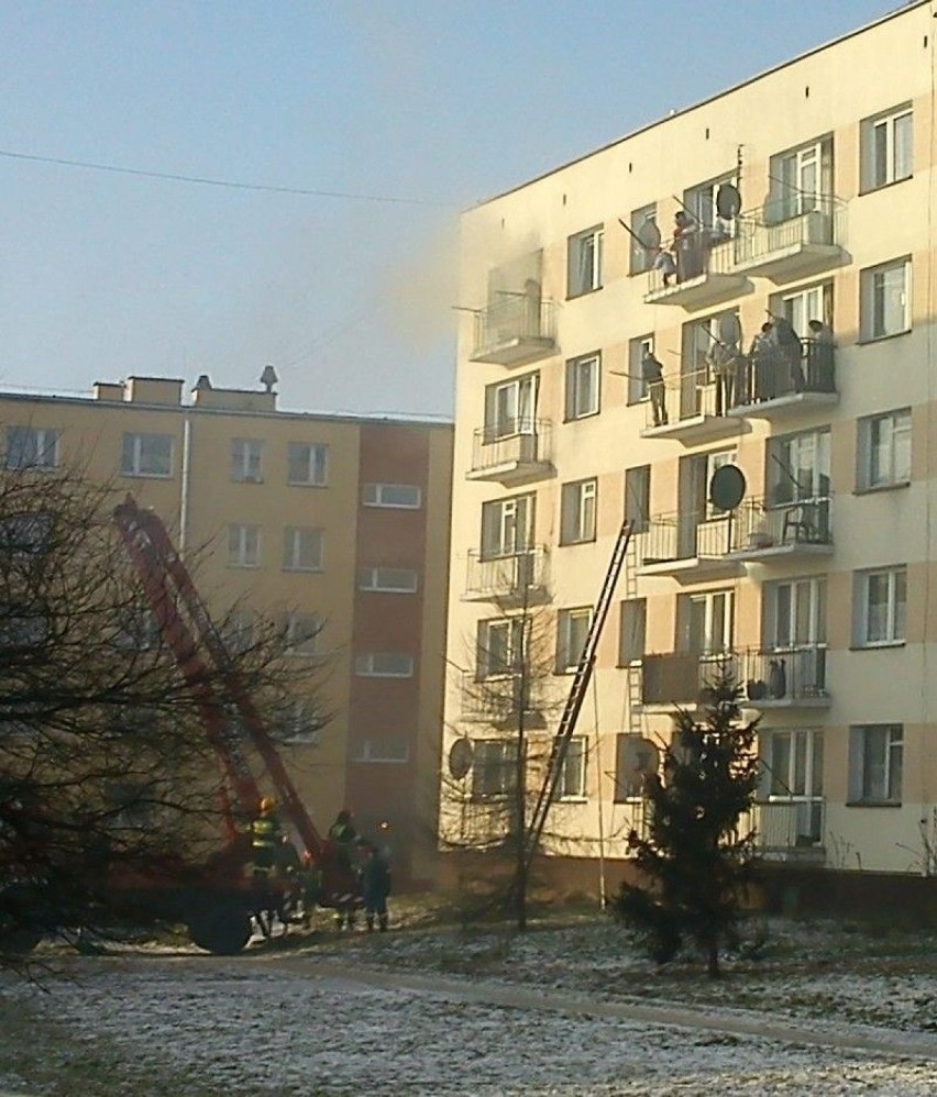 Kobieta uwięziona w zadymionym mieszkaniu na 4. piętrze.Fot....