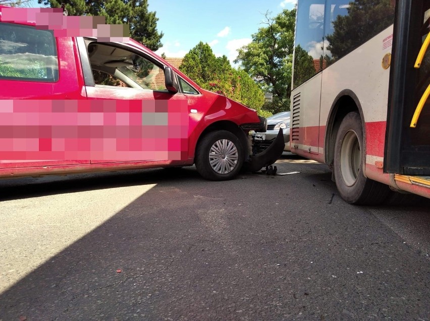 Wypadek autobusu pod Siechnicami. Kobieta w ciąży trafiła do szpitala [ZDJĘCIA]