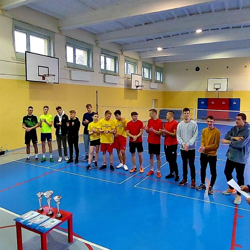 Mistrzostwa Powiatu Żnińskiego w badmintonie chłopców ze...