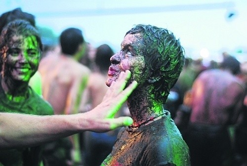 Znak firmowy Woodstocku, czyli kąpiele błotne. Tym razem także pod sceną