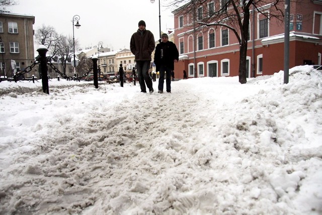 Chodniki i osiedlowe uliczki wciąż zasypane śniegiem