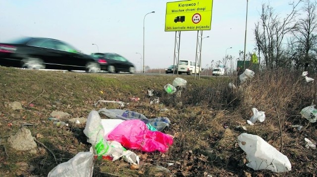 &quot;Wrocław chroni drogi&quot; - informuje tablica przy Karkonoskiej. Okazuje się jednak, że na poboczach rządzą już śmieci i chaos