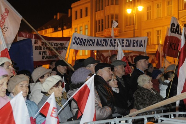 Protest przeciwko zmianie nazwy mostu im. Lecha Kaczyńskiego.