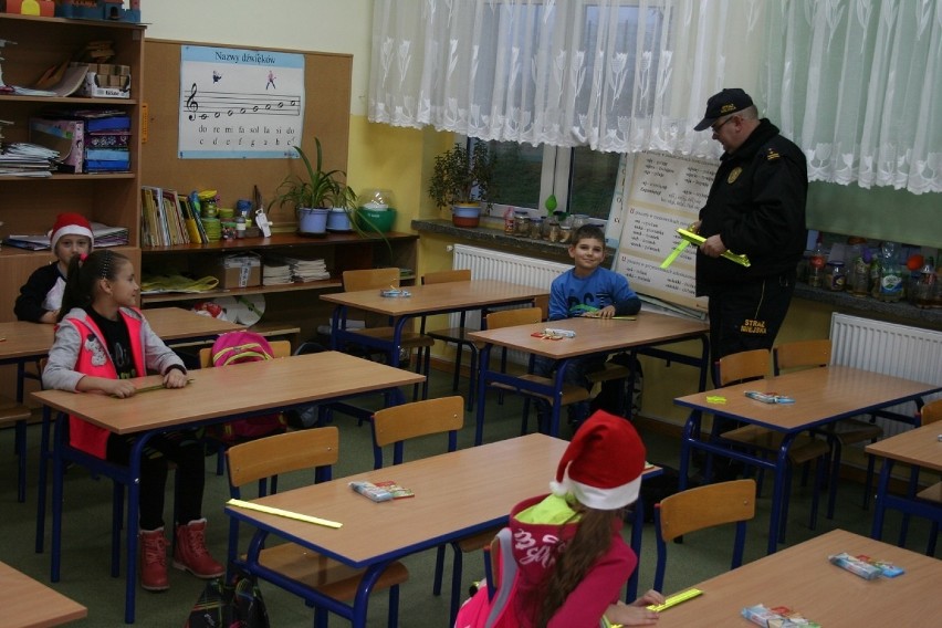Z prezentem do szkoły i przedszkola w Witosławiu przyjechali...