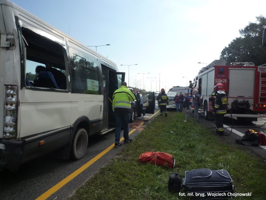 Wypadek na A4 w Mysłowicach: Bus zderzył się ciężarówką [ZDJĘCIA]