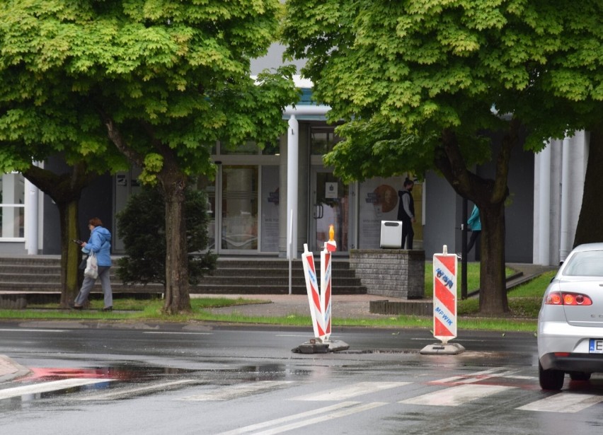 Uwaga! Dziura na środku ulicy Łaskiej w Zduńskiej Woli ZDJĘCIA