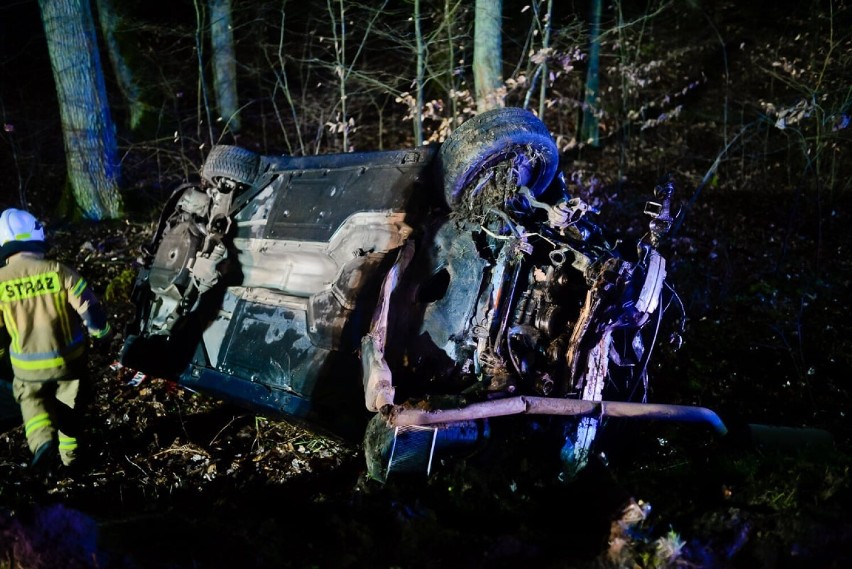 Kierowca tego BMW stracił panowanie nad pojazdem i wypadł z...