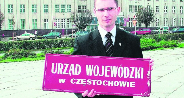 Radny Konrad Głębocki z pamiątkową tablicą wojewódzką