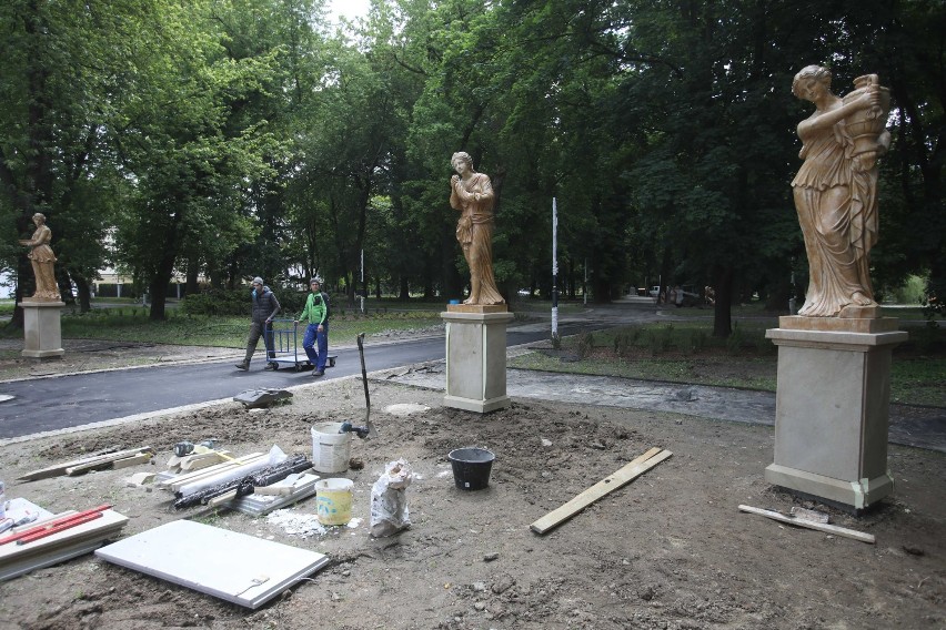 Remont parku przy ul. Dąbrowskiego w Rzeszowie. Nowe rzeźby, nasadzenia i inne zmiany [ZDJĘCIA]