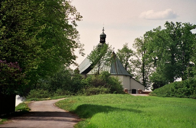 Na szczycie wzgórza Bocheniec znajduje się XVII-wieczny kościół św. Anny i pozostałości grodu