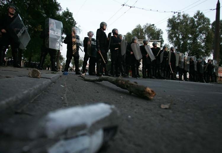 Na policjantów posypały się kamienie, gałęzie i butelki.