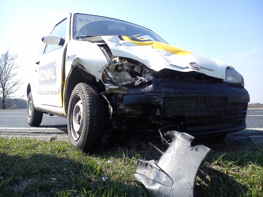 Policja ustala okoliczności wypadku na obwodnicy Lubartowa.