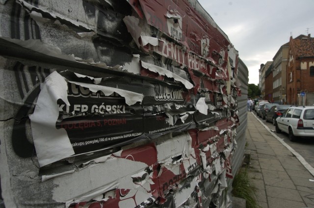 Doszło do naklejania oraz zdzierania plakatów - policja bada obie sprawy