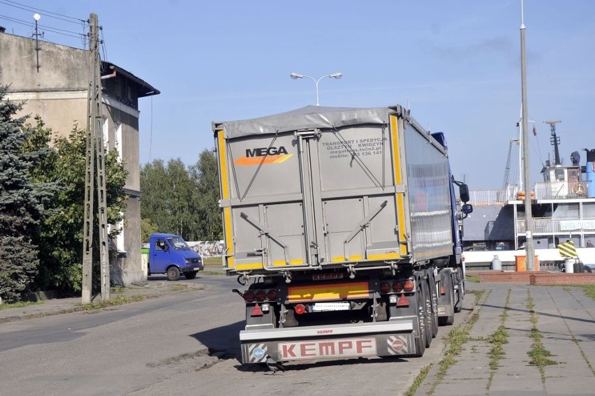 Tiry cały czas niszczą ulice Nowego Portu. Rozjeżdżają drogi, chodniki, zieleńce. Czy to się zmieni?