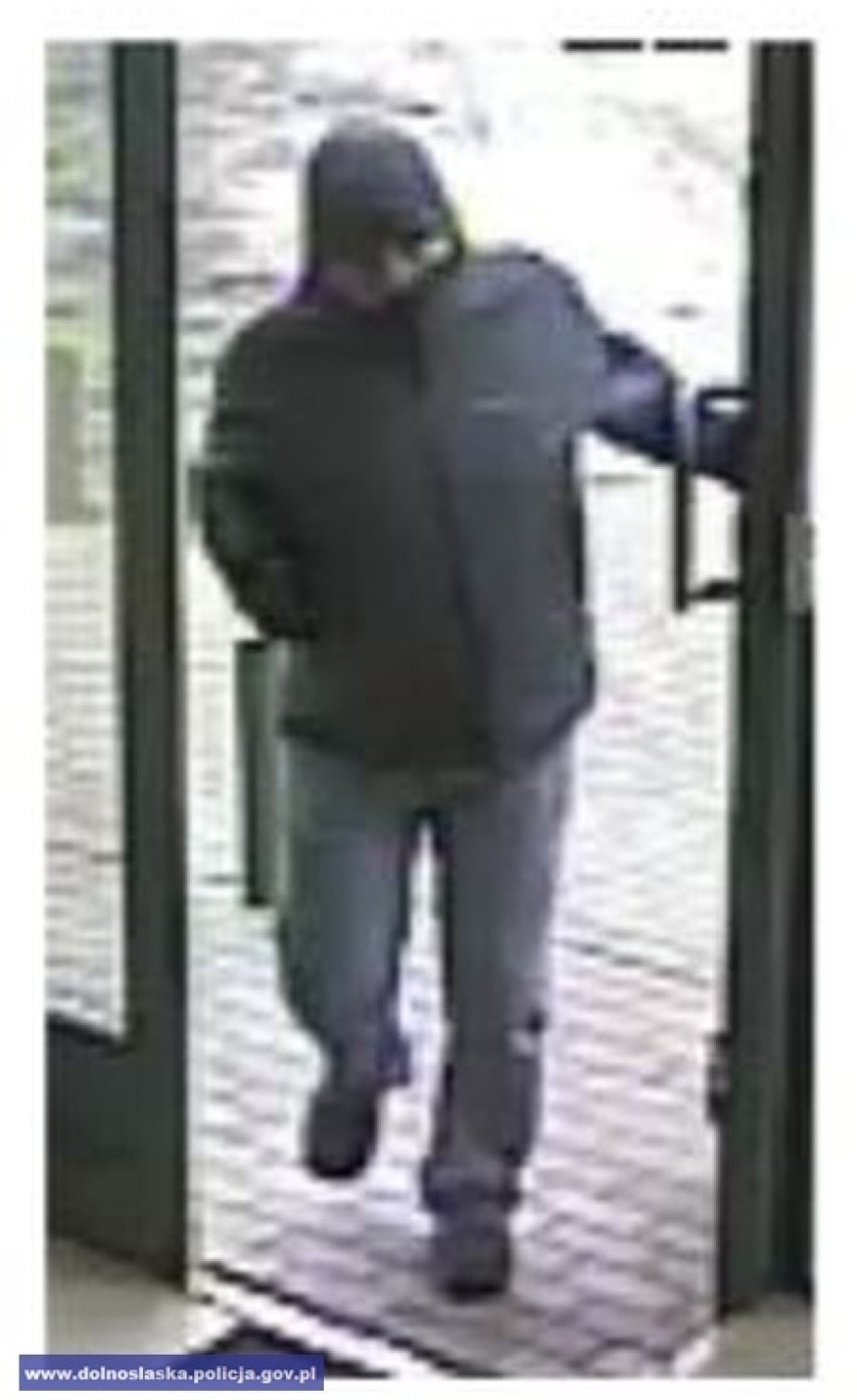 Zdjęcia bandyty, który napadł na bank. Czeka 10 tys. zł nagrody (ZDJĘCIA)