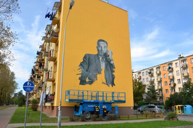 Mural Marcelego Siedlanowskiego - budowniczego huty i miasta Stalowa Wola na bloku przy ulicy Siedlanowskiego