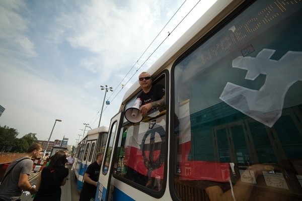 Narodowcy werbowali z tramwaju. MPK: Pożyczyliśmy wóz na wycieczkę. Doszło do nadużycia (ZDJĘCIA)